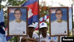 Members of the opposition Sam Rainsy's party (SRP) take part in a local commune election campaign in Phnom Penh May 18, 2012. 