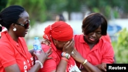 Aktivis "Bring Back Our Girls" menghibur rekannya yang menangis, di Abuja (3/11), karena kecewa melihat semakin banyaknya wilayah yang diserang militan Boko Haram, pasca gencatan senjata yang diberlakukan oleh pemerintah untuk dialog guna membebaskan para gadis yang diculik Boko Haram April lalu. Namun pemimpin Boko Haram mengatakan bahwa para gadis itu telah dikawinkan dengan anggota kelompok itu.