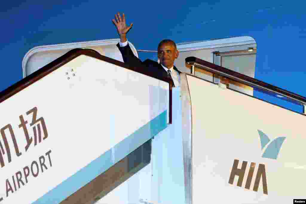 Presiden AS Barack Obama naik pesawat Air Force One sebelum terbang ke Laos di Bandar Udara Internasional Hangzhou Xiaoshan di Hangzhou, China (5/9). (Reuters/Jonathan Ernst)&nbsp;