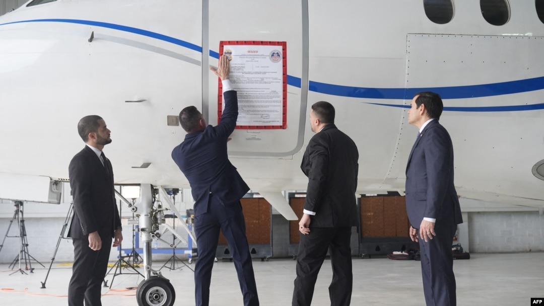 Un cartel de “incautado” es colocado en un avión del gobierno venezolano durante una conferencia de prensa donde el Secretario de Estado de Estados Unidos, Marco Rubio (R), anunció su incautación en el Aeropuerto Internacional La Isabela en Santo Domingo, el 6 de febrero de 2025.
