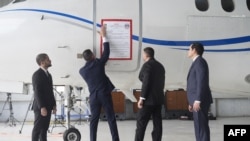 Un cartel de “incautado” es colocado en un avión del gobierno venezolano durante una conferencia de prensa donde el Secretario de Estado de Estados Unidos, Marco Rubio (R), anunció su incautación en el Aeropuerto Internacional La Isabela en Santo Domingo, el 6 de febrero de 2025.