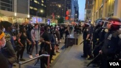 Policías y manifestantes frente a frente en la ciudad de Nueva York el 1 de junio de 2020. Foto Celia Mendoza, VOA.