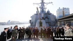 미·한 연합해군 교류 확대와 독수리 훈련에 참가하기 위해 강원 동해시 동해항에 입항한 미 해군 이지스함 라센함이 지난 6일 공개됐다. (자료사진)