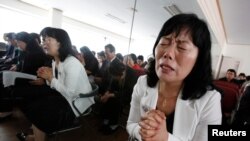 한국에 정착한 탈북민들이 북한 주민들을 위한 예배에서 기도하고 있다. (자료사진)
