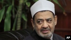 Le cheikh Ahmed Al-Tayeb, grand imam d'Al-Azhar, le Caire, Egypte, le 8 août 2011. (AP Photo/Amr Nabil)