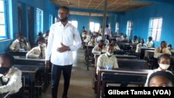 Des lycéens observent les mesures de distanciation liées au coronavirus dans un centre d'examen de fin d'études secondaires à Abuja, au Nigeria, le 17 août 2020. (Gilbert Tamba / VOA)