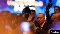 Presiden Turki Tayyip Erdogan menyapa para pendukungnya di Istanbul, Turki, 18 Mei 2023. (Foto: REUTERS/Umit Bektas)