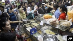 Suasana di suatu pasar tradisional di Jakarta (foto: dok). Para pengamat menilai pemerintah tidak berdaya mengatasi masalah pangan di Indonesia, baik terkait penyediaan bahan pangan maupun pengendalian harga.