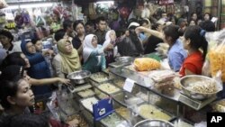 Suasana di pasar tradisional Indonesia menjelang hari raya Idul Fitri (Foto: dok).