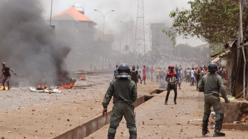 Échauffourées entre police et manifestants à Conakry, des activistes libérés