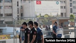 Polis Diyarbakır Büyükşehir Belediye Başkanlığı binası çevresinde geniş güvenlik önlemleri aldı.
