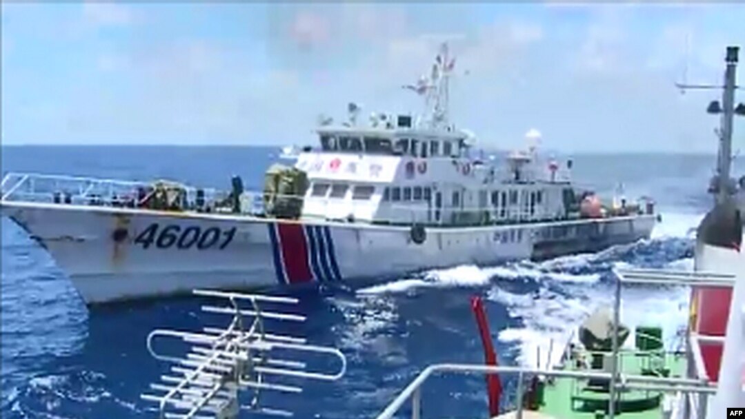 Kapal penjaga pantai China mengejar kapal Vietnam dekat lokasi anjungan minyak Vietnam di Laut China Selatan, lepas pantai Vietnam (1/6).
