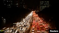 Một người đàn ông Afghanistan lái chiếc xe bị hư hỏng khỏi nơi xảy ra một vụ tấn công tự sát ở Kabul. Theo giới chức an ninh, vụ đánh bom xe ở trung tâm thủ đô giết chết nhiều người và làm hàng chục người bị thương.