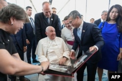 En esta fotografía tomada el 13 de septiembre de 2024 y publicada por Vatican Media, se muestra al papa Francisco durante una ceremonia de despedida en el aeropuerto de Changi en Singapur.