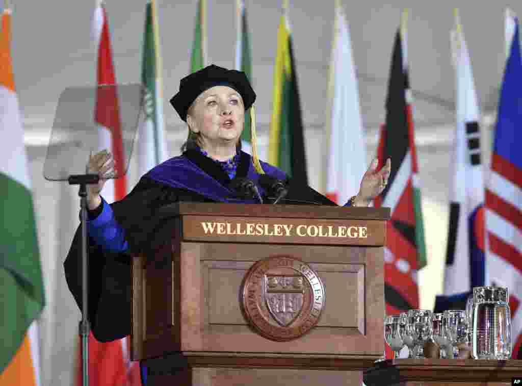 L&#39;ancienne secrétaire d&#39;État, Hillary Clinton, diplômée de l&#39;école en 1969, prononce un discours d&#39;ouverture de l &#39;année au Wellesley College, à Wellesley, Massachusetts, 26 mai 2017.