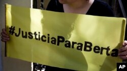 La propuesta de ley dice que "se ha establecido de manera amplia que la policía hondureña es profundamente corrupta y comete con impunidad violaciones a los derechos humanos".