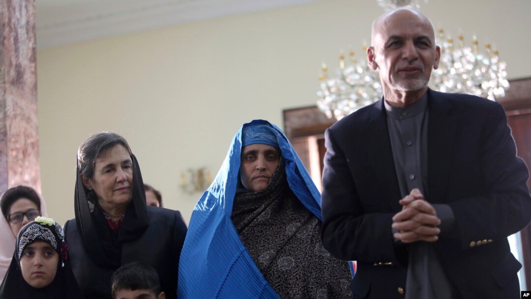 Presiden Afghanistan, Ashraf Ghani (kanan) menemui Sharbat Gulla di Istana Presiden di Kabul, Afghanistan, 9 November 2016.