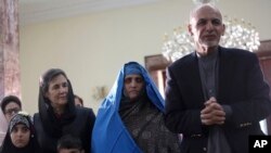 Presiden Afghanistan, Ashraf Ghani (kanan) menemui Sharbat Gulla di Istana Presiden di Kabul, Afghanistan, 9 November 2016.