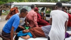Une femme blessée par l’explosion d'une voiture piégée près de l’hôtel Elite arrive dans un hôpital de Mogadiscio, en Somalie, le 16 août 2020.
