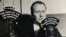 Voditelj Glasa Amerike Robert Bauer 1942. godine. Prve emisije Glasa Amerike bile su na nemačkom jeziku. 