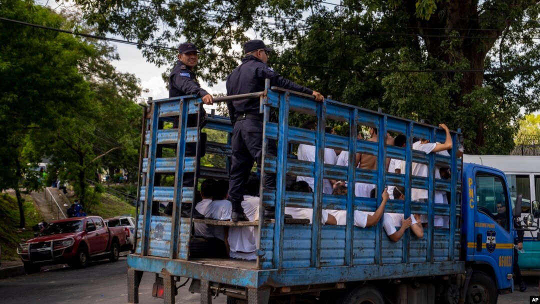 Hombres que fueron detenidos por la policía nacional son llevados a un centro de detención en Soyapango, El Salvador, el miércoles 12 de octubre de 2022, durante el estado de emergencia.