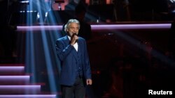 ນັກ​ຮ້ອງ Andrea Bocelli ສະ​ແດງ​ໃນ​ງານ​ຄອນ​ເຊີດ ໂຮງ​ສະ​ແດງ​ໂນ​ເກຍ, ລອ​ສ ແອນ​ເຈີ​ລິ​ສ, ຄາ​ລີ​ຟໍ​ເນຍ, 10 ກຸມ​ພາ 2015.