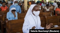 Orang-orang berdoa menentang epidemi penculikan yang melanda Haiti, di tengah kerusuhan politik dan kesengsaraan ekonomi yang semakin dalam, selama misa di Port-au-Prince, Haiti 15 April 2021. (Foto: REUTERS/Valerie Baeriswyl)