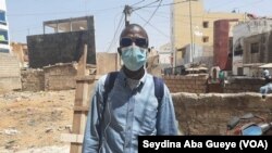 Les Sénégalais toujours scotchés à leurs masques comme l’entraineur Abdoulaye Diop, à Dakar, le 3 mars 2021. (VOA/Seydina Aba Gueye)