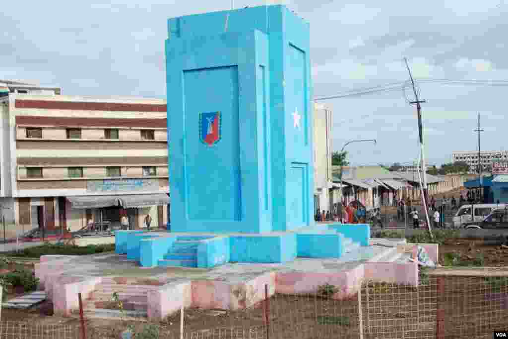 President Barack Obama waves after his speech at the Democratic National Convention in Charlotte, North Carolina, September 6, 2012.
