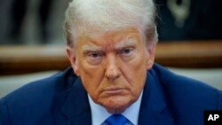 ARCHIVO - El expresidente Donald Trump guarda silencio en el tribunal donde se le sigue juicio por fraude corporativo, el lunes 6 de noviembre de 2023, en Nueva York. 