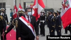 El presidente interino de Perú, Manuel Merino, pasa revista a una guardia de honor luego de juramentar al cargo tras la destitución del presidente Martín Vizcarra por los legisladores, en Lima, el martes 10 de noviembre de 2020.