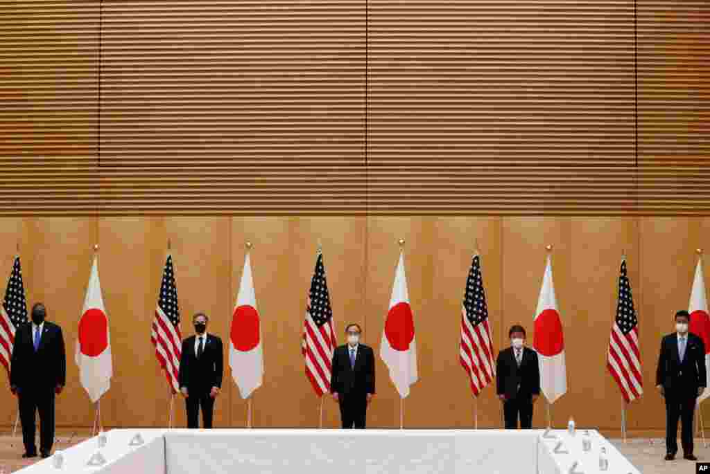 دیدار لوید آستین و آنتونی بلینکن (از چپ) وزیران دفاع و خارجه ایالات متحده، با یوشیهیده سوگا نخست وزیر، توشیمیتسو موتگی وزیر خارجه و نوبو کیشی وزیر دفاع ژاپن در محل نخست وزیری در توکیو، ژاپن