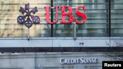 រូបឯកសារ៖ ស្លាកសញ្ញា​ធនាគារ​ស្វ៊ីស UBS និងធនាគារ Credit Suisse ក្នុង​ទីក្រុង Zurich ប្រទេស​ស្វ៊ីស។