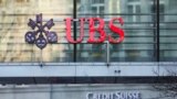 Logos UBS (Union Bank of Switzerland) terlihat di Zurich, Swiss (foto: dok). 