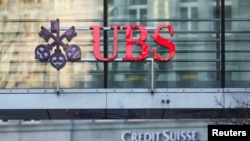 Logos UBS (Union Bank of Switzerland) terlihat di Zurich, Swiss (foto: dok). 