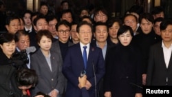 韩国主要反对党共同民主党领袖李在明2024年12月4日在韩国国会通过要求解除总统尹锡悦宣布的戒严令的动议后向媒体发表讲话。