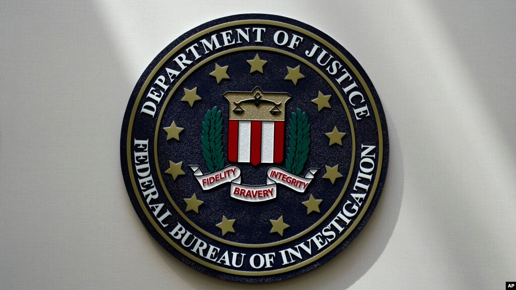 ARCHIVO - El sello del FBI en Omaha, Nebraska, el 10 de agosto de 2022.