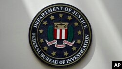 ARCHIVO - El sello del FBI en Omaha, Nebraska, el 10 de agosto de 2022.