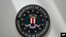 Logo FBI yang tersemat di sebuah bangunan di Omaha, Nebraska, pada 10 Agustus 2022. (Foto: AP/Charlie Neibergall)