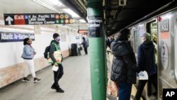 A pesar de las estrictas medidas de seguridad tomadas en la ciudad de Nueva York para contener el coronavirus, muchas personas aún tienen que utilizar el transporte público para acudir a sus trabajos, gran parte de ellos hispanos.