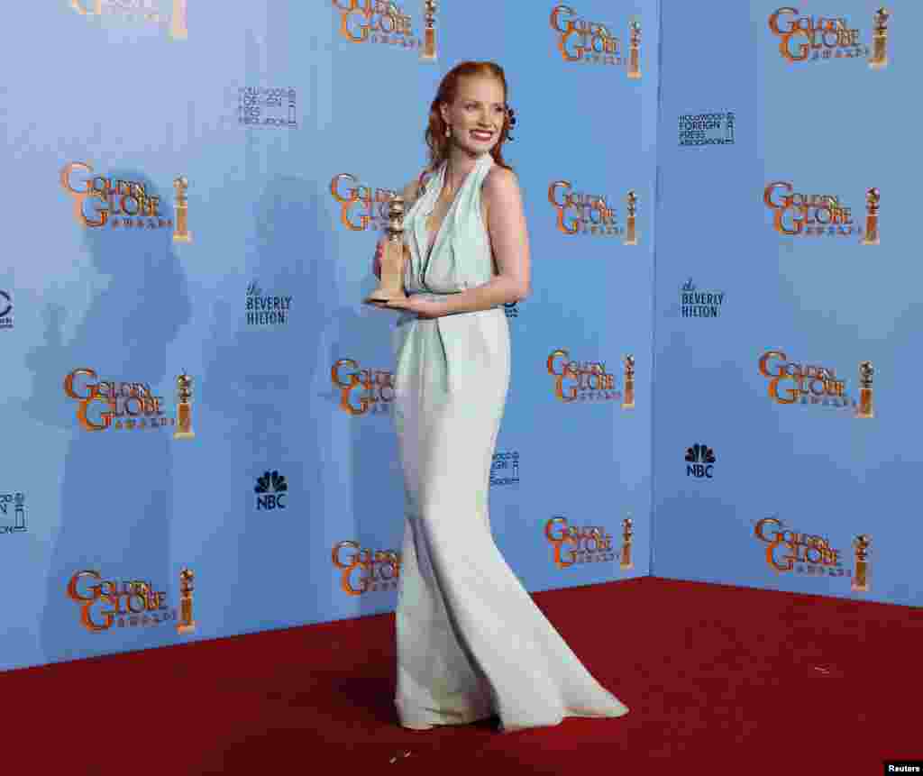 Jessica Chastain, winner for Best Actress in a Motion Picture, Drama for "Zero Dark Thirty," poses with her award backstage at the 70th annual Golden Globe Awards in Beverly Hills, California, January 13, 2013. REUTERS/Lucy Nicholson (UNITED STATES - Ta