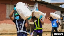 Distribution de nourriture aux personnes vulnérables pendant le confinement à Lagos, Nigéria, le 9 avril 2020.