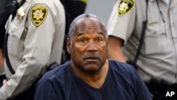 O.J. Simpson lors d'une audience au tribunal du comté de Clark à Las Vegas, le 14 mai 2013. (AP Photo/Ethan Miller, Pool, File)