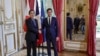 El primer ministro de Japón, Fumio Kishida, a la izquierda, es recibido por el primer ministro de Francia, Gabriel Attal, a la derecha, en su oficina en París, el miércoles 1 de mayo de 2024. 