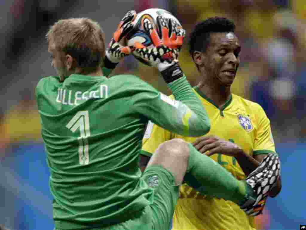 Netherlands' goalkeeper Jasper Cillessen makes a save in front of Brazil's Jo, right, during the World Cup third-place soccer match between Brazil and the Netherlands at the Estadio Nacional in Brasilia, Brazil, Saturday, July 12, 2014. (AP Photo/Andre Pe