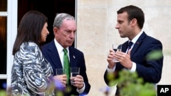 French President Emmanuel Macron, right, Paris Mayor Anne Hidalgo and former New York Mayor Michael Bloomberg talk during their meeting at the Elysee Palace in Paris, France, June 2, 2017.