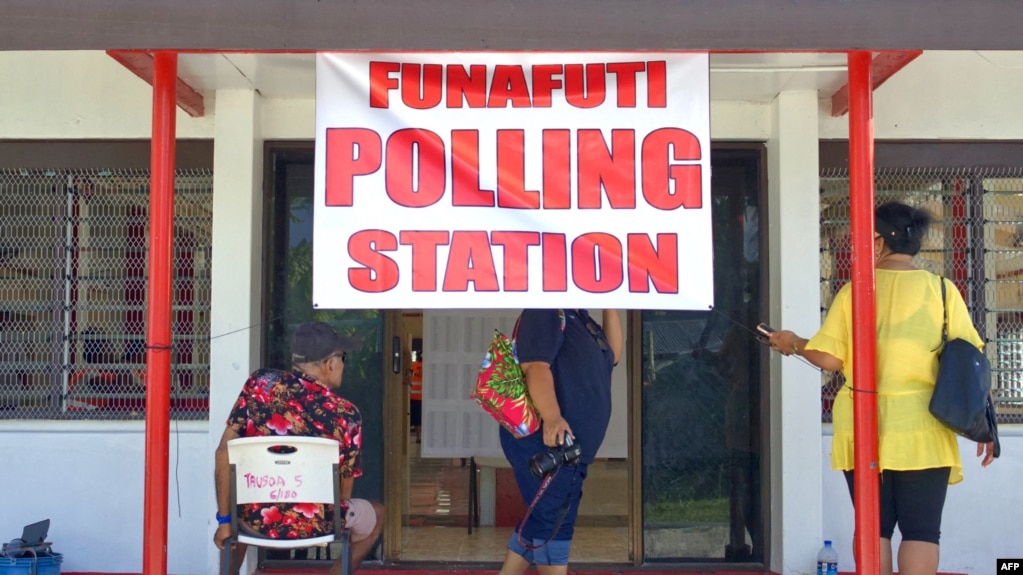 这张拍摄于2024年1月25日的照片显示，选举当天，南太平洋国家图瓦卢首都富纳富提的一个投票站外，人们站着或坐着。(photo:VOA)
