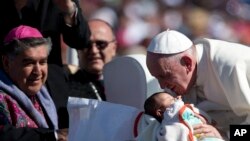 Papa Faransisiko asoma uruhinja mu mujyi wa San Cristobal de las Casas muri Mexique (15/02/2016)
