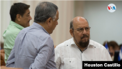 Edwin Castro, a la derecha en la Asamblea Nacional. Castro es el jefe de bancada del oficialista FSLN en el Parlamento. [Foto Houston Castillo/VOA].