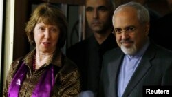 Kepala Kebijakan Luar Negeri Uni Eropa Catherine Ashton (kiri) bersama Menlu Iran Mohammad Javad Zarif saat tiba di perundingan Jenewa November 2013 lalu (foto: dok). 